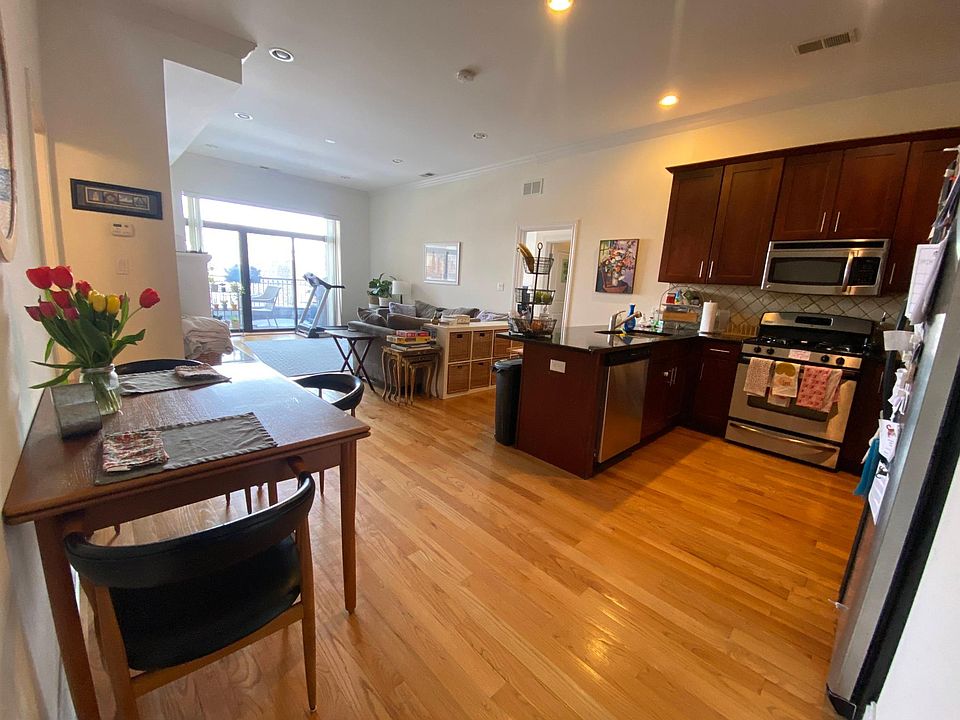 1st image of 4651 N Greenview Ave APT 206