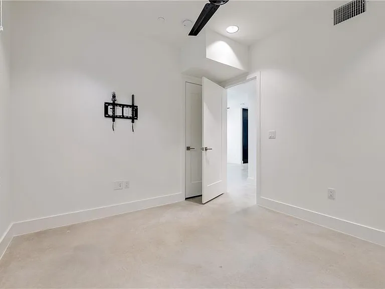 408 W 38th St #1 — Photo 19