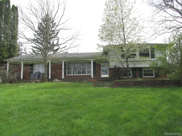 1261 Brauer Rd, Oxford, MI 48371