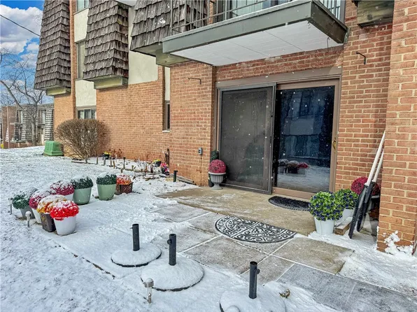 314 Forest Green Dr, Coraopolis, PA 15108