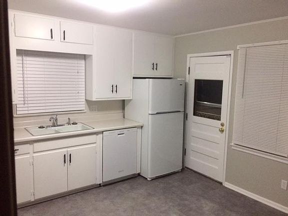 Spacious kitchen, dishwasher, new blinds and flooring