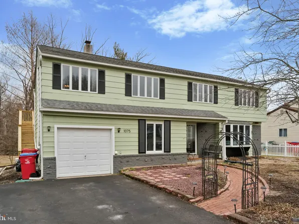 1075 Kemper Dr, Warminster, PA 18974