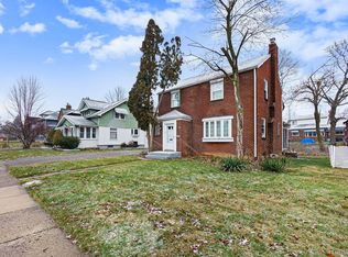 489 W Iroquois Rd, Pontiac, MI 48341