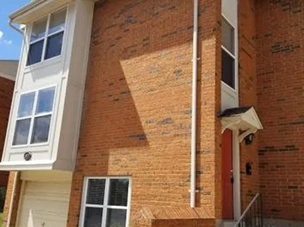 1977 Hunting Lake Ct, Saint Louis, MO 63122