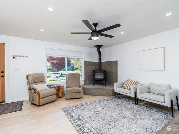 5th image of 264 Loganberry Street