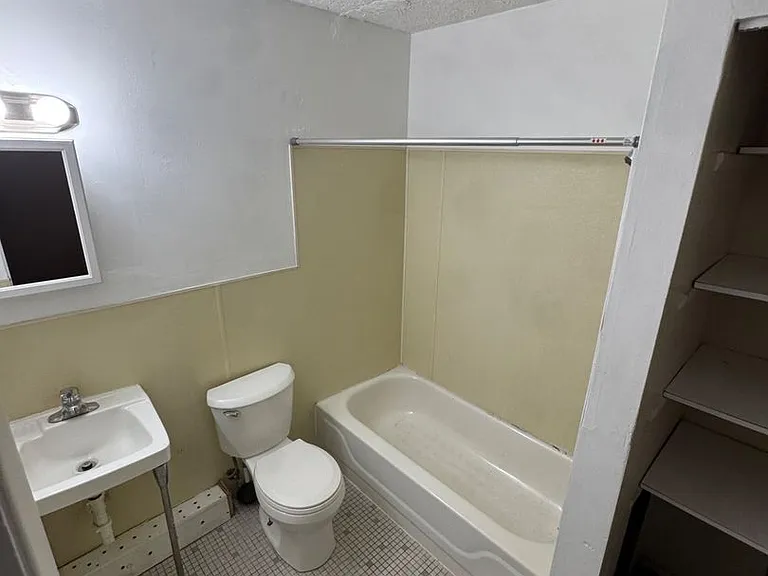 5058 Broadway — Photo 14