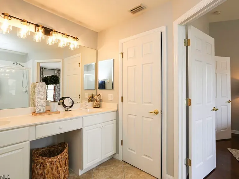 960 Hampton Cir — Photo 11