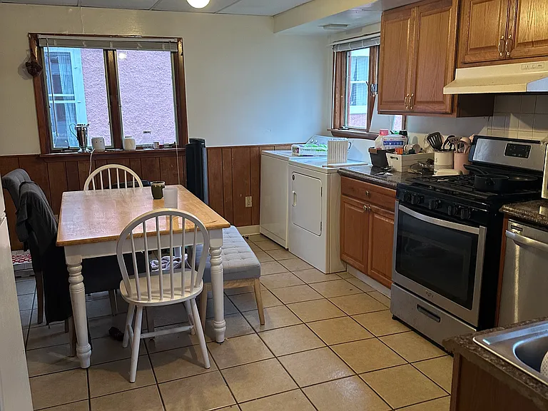 401 W Green St — Photo 5