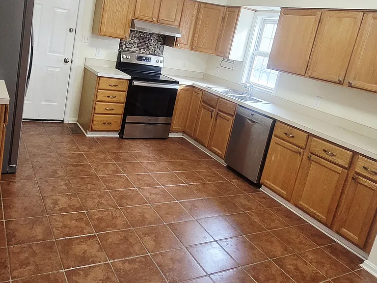 172 Kingston Dr — Photo 2