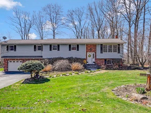 135 Columbus Cir, Clarks Summit, PA 18411