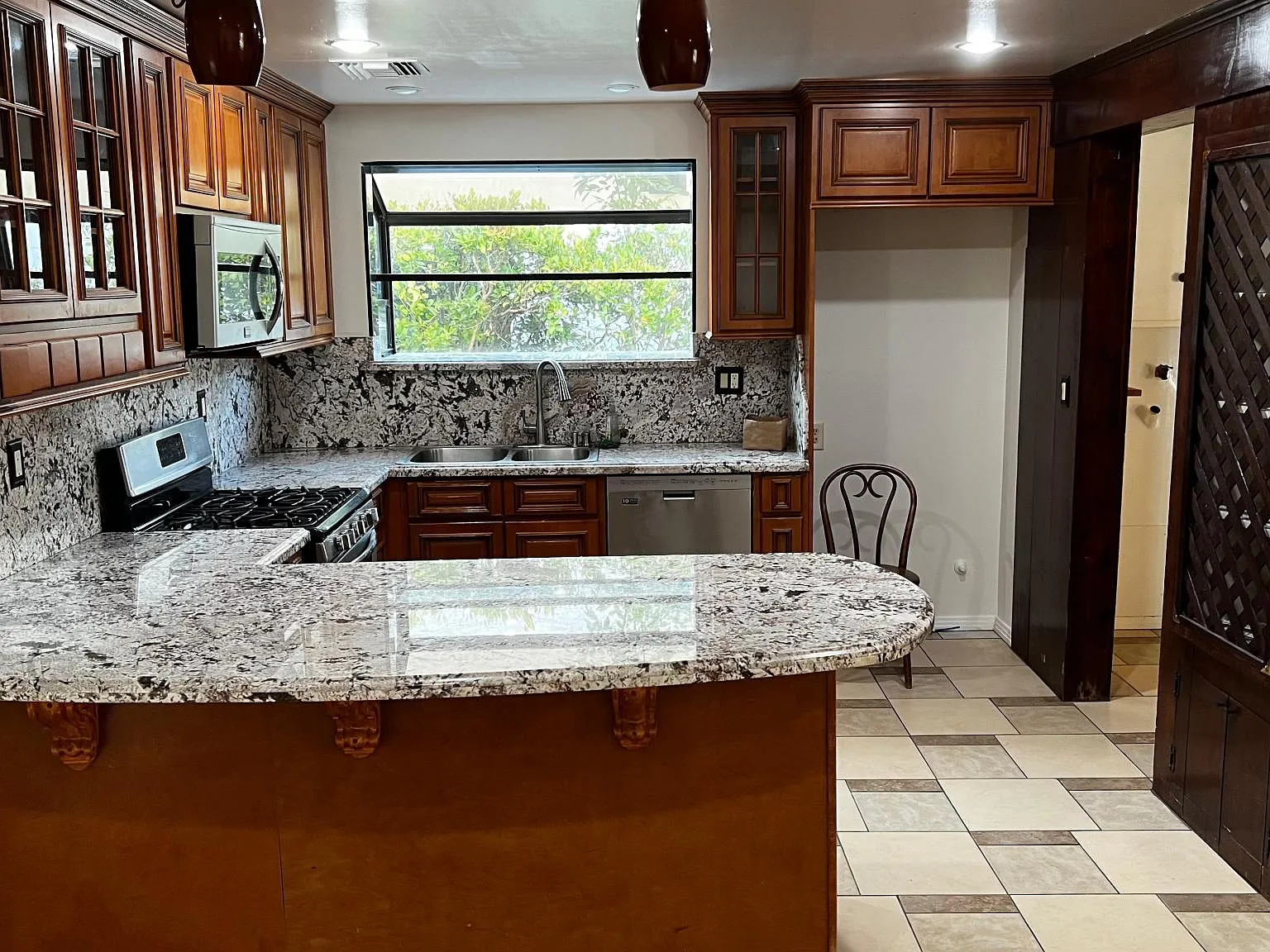 4 bed, 2213 sqft, $5,600 — Photo 4