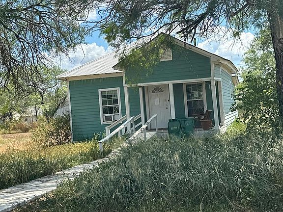 2nd image of 910 Pecan St