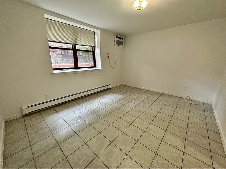 540 W 52nd St #LG — Photo 4