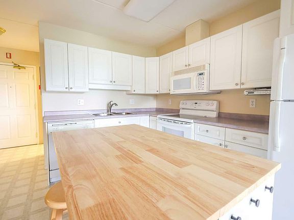 4th image of 212-5020 49th St #212