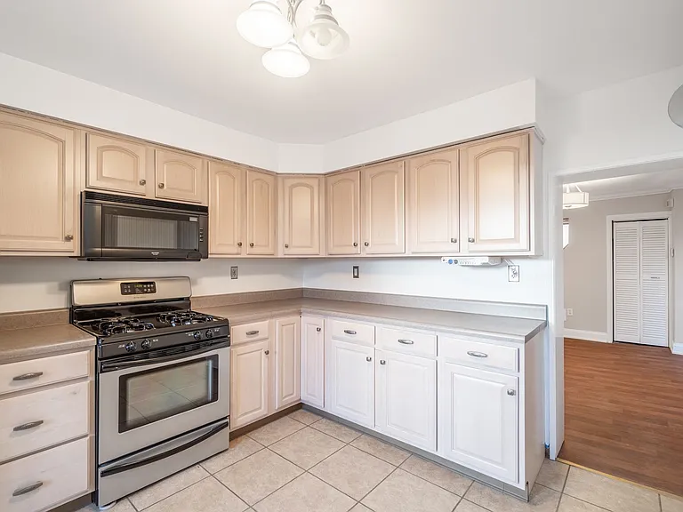 2407 Sarah St — Photo 2