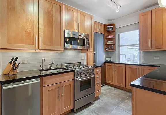 3rd image of 155 E 49th St #8F