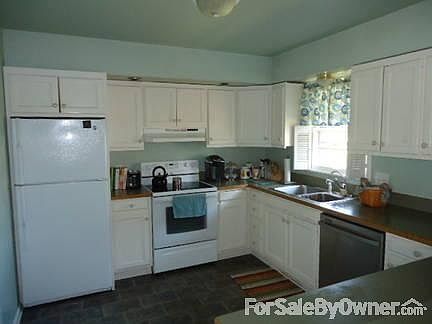 Kitchen : Counter in lower right corner separates kitchen and dining room