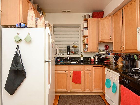 2nd image of 6305 N Claremont Ave Unit 4