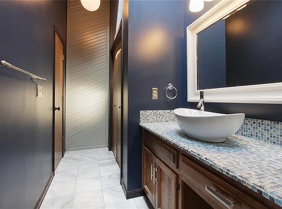 4th image of 7725 Mercier St