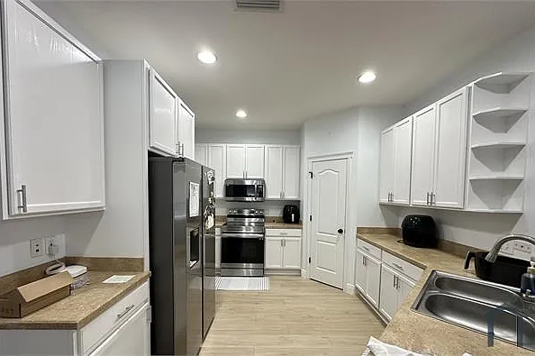 6907 Surrey Oak Dr — Photo 1