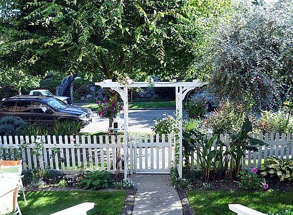 Inviiting & peaceful front yard