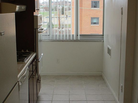 Notice Window & Table Space in Kitchen