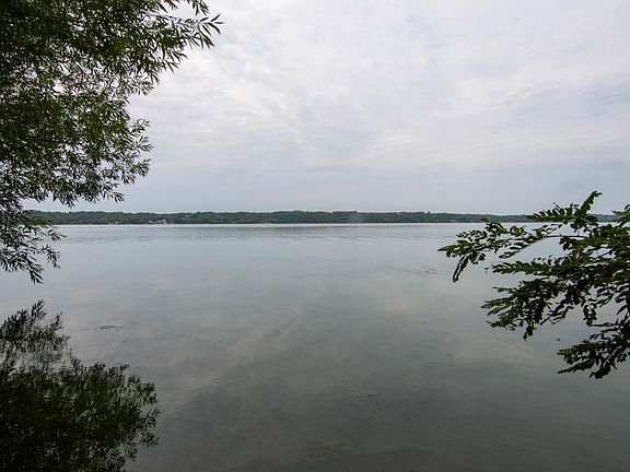 2nd image of 609 Lakeshore Dr