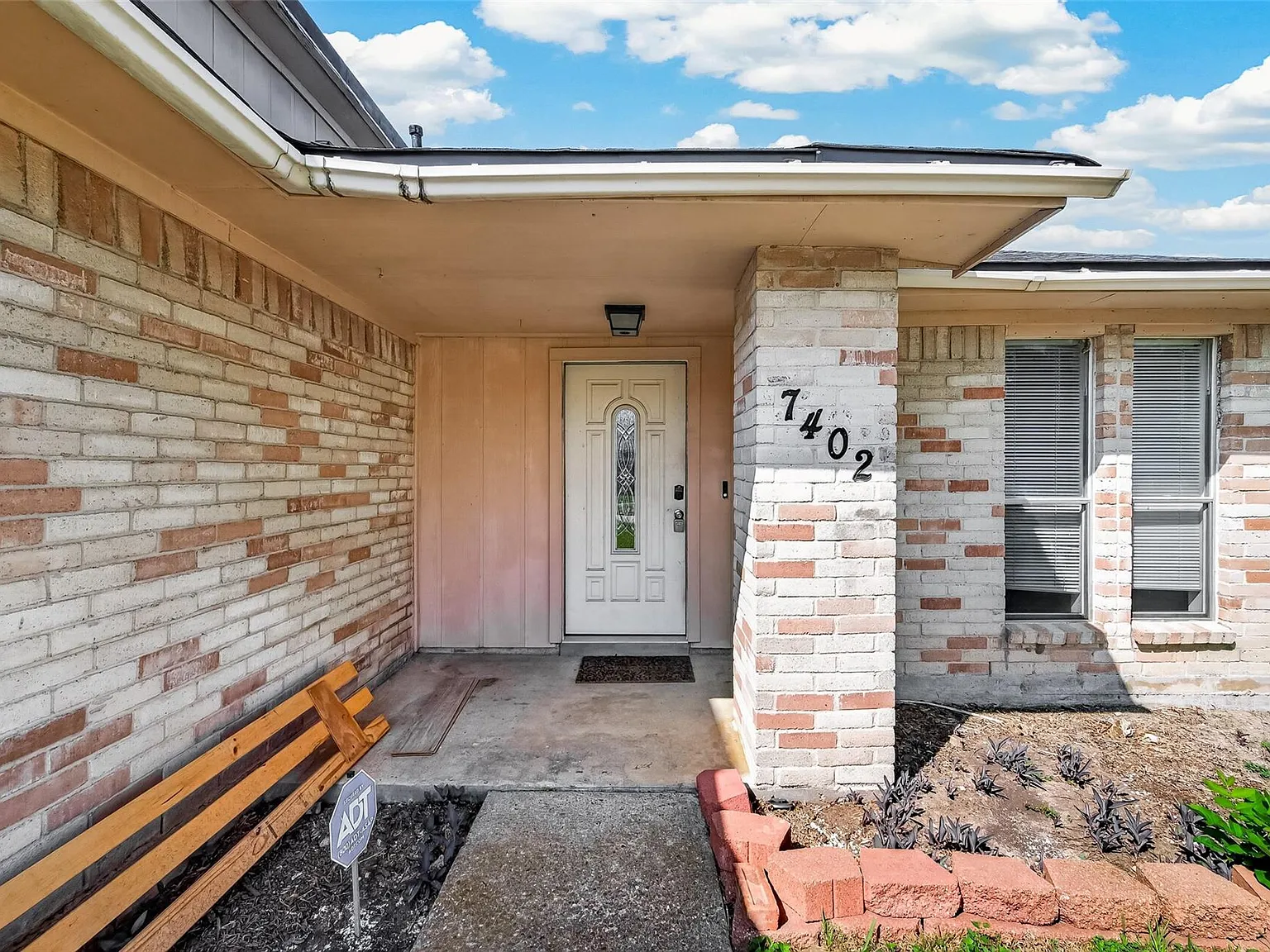 3 bed, 2.0 bath, 1678 sqft, $1,900 — Photo 3