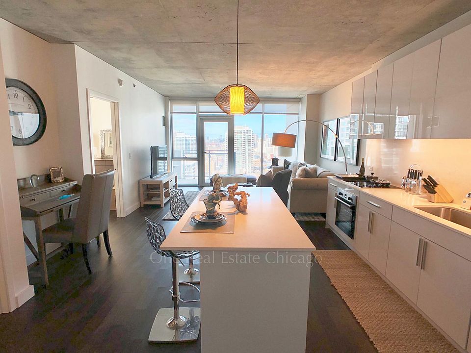 1st image of 226 W Illinois St #2