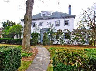 110 Hillpark Ave, Great Neck, NY 11021