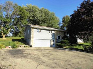 918 Arrowhead Dr, East Dubuque, IL 61025