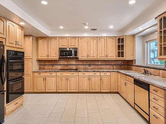 4th image of 3766 Willowcrest Ave