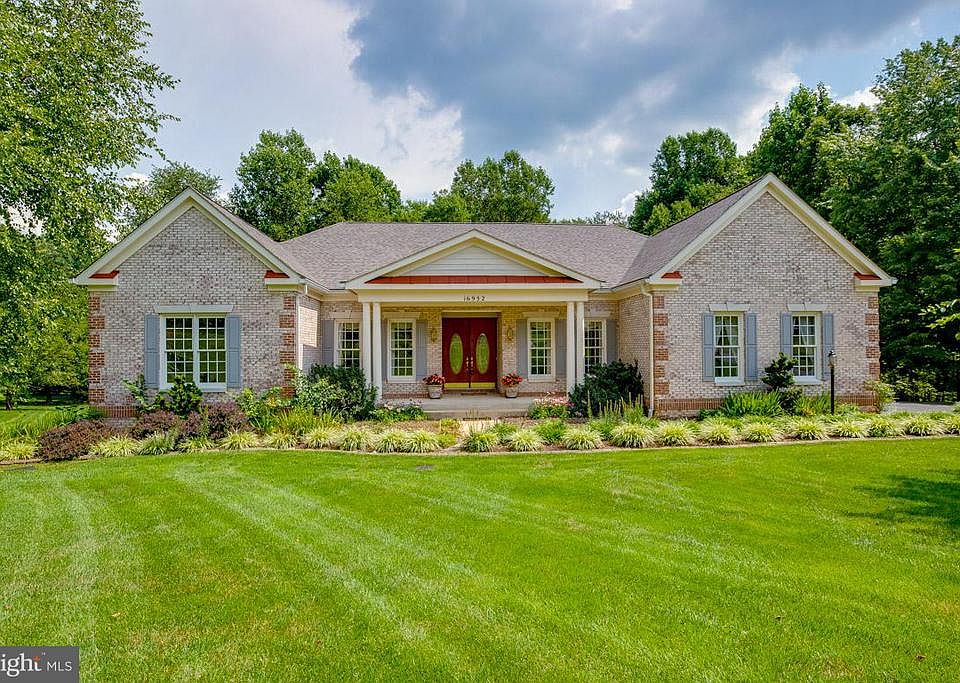 Easy one level living in a tranquil setting