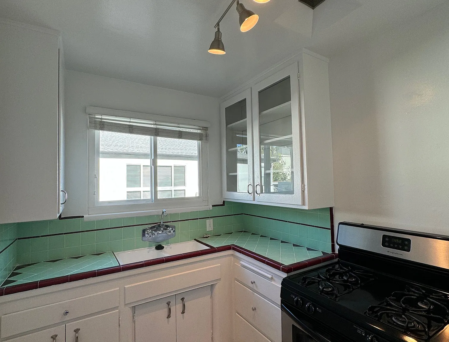 1 bed, $2,400 — Photo 2