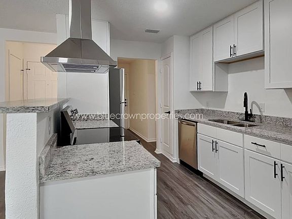 4th image of 733 Admiralty Way