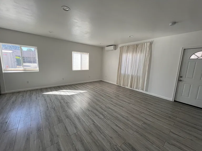 18617 Community St — Photo 6