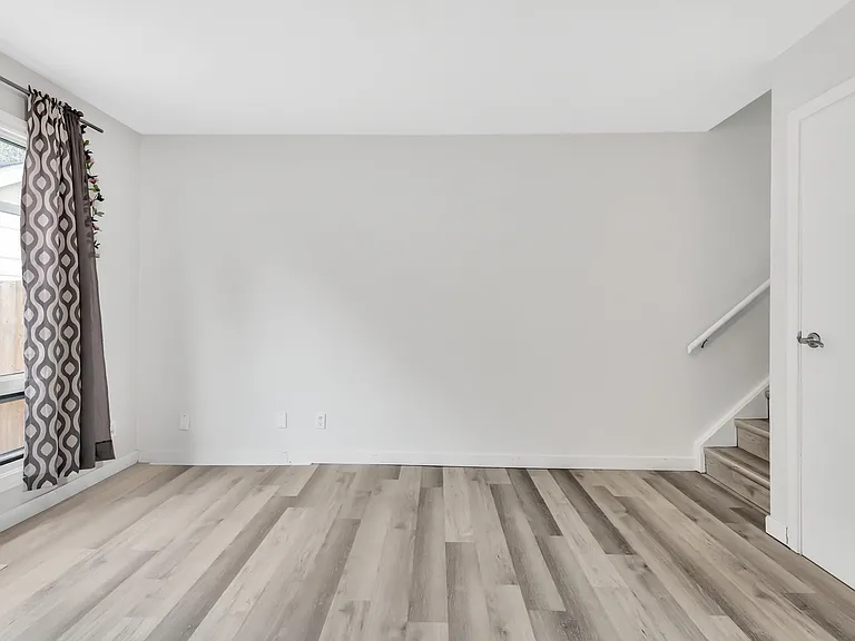 24 Taft Cres — Photo 5