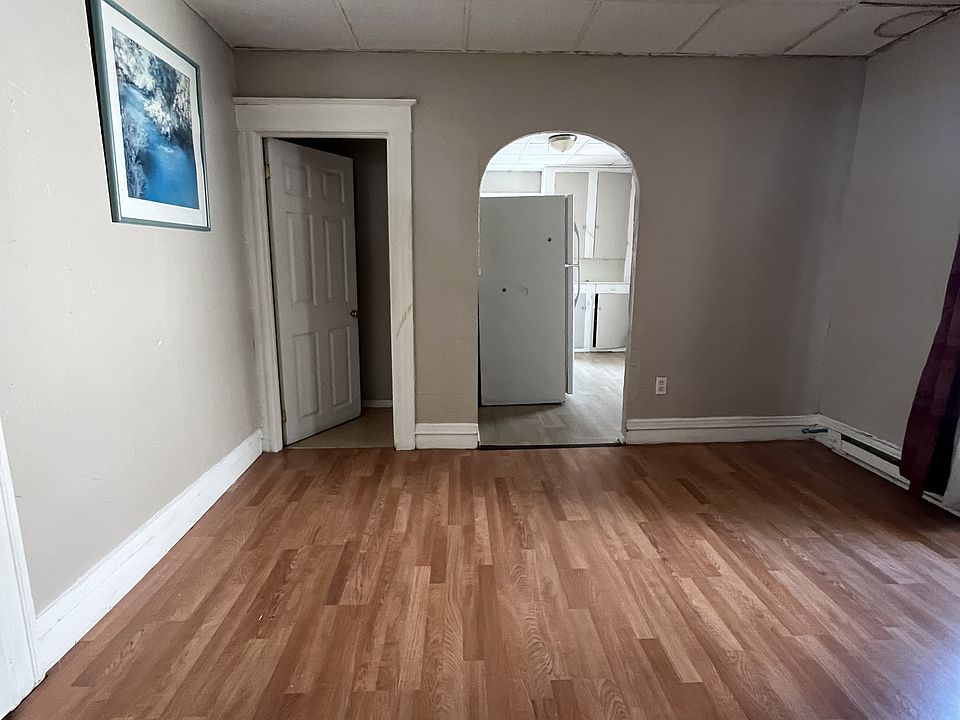 1st image of 17 Palmer St E