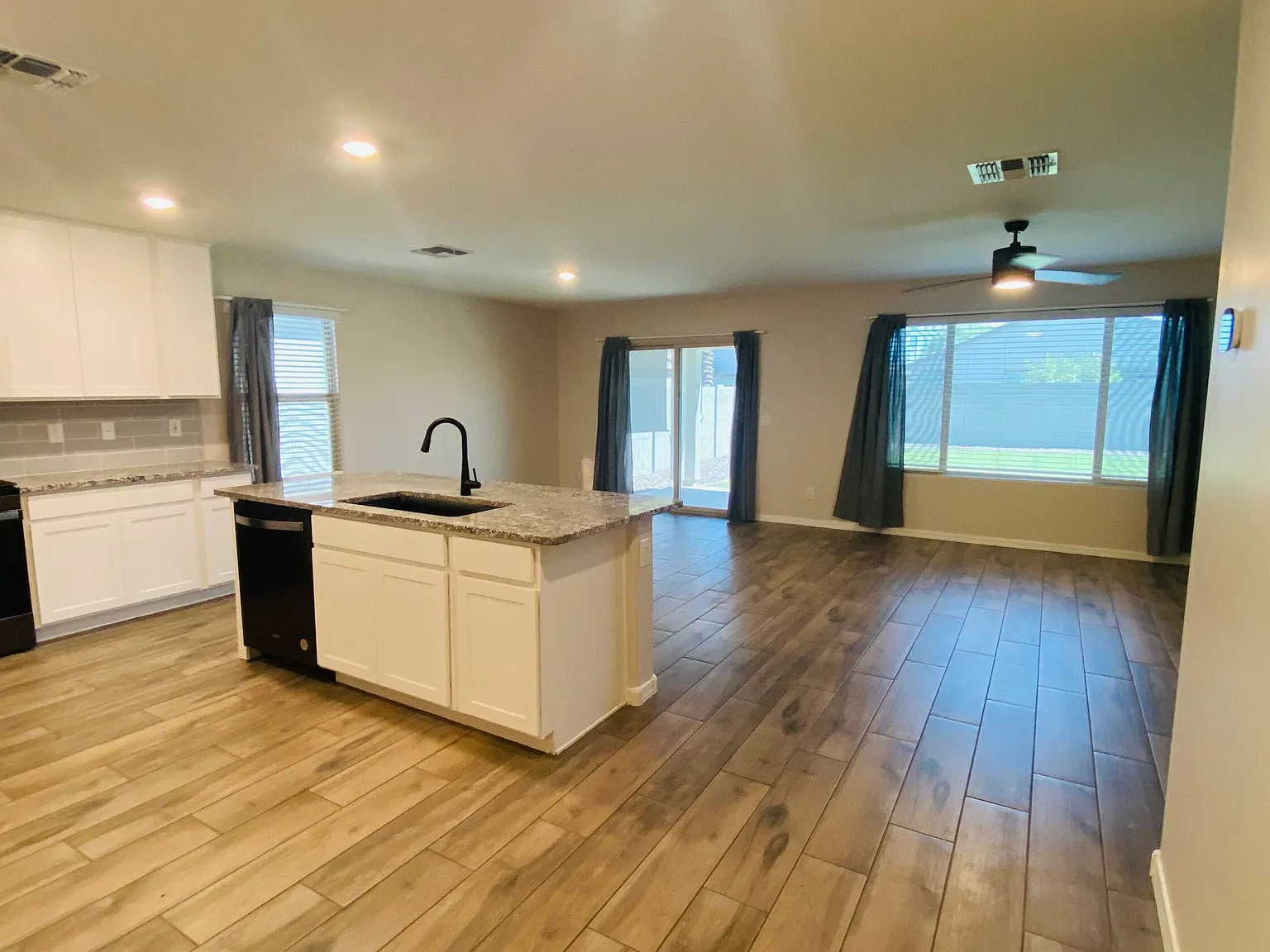 3 bed, 2.0 bath, 1680 sqft, $1,999 — Photo 4