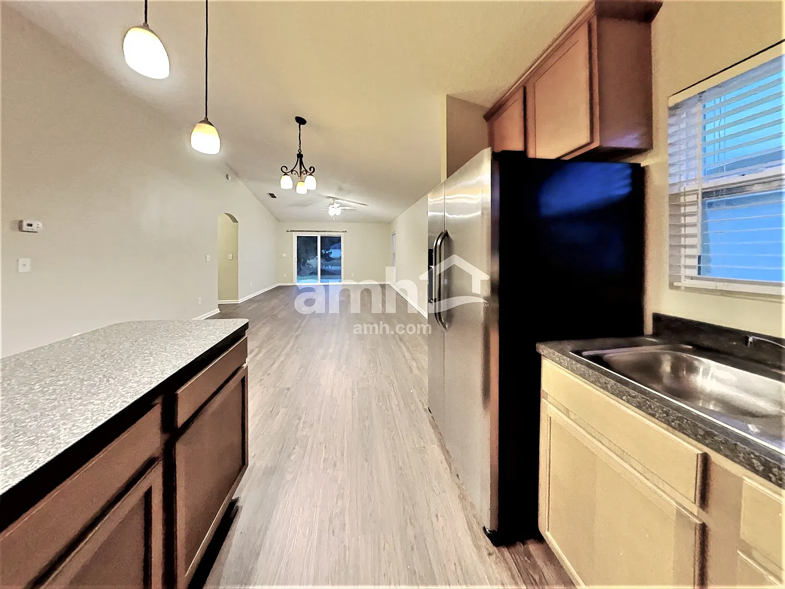4 bed, 2.0 bath, 1924 sqft, $2,070 — Photo 4