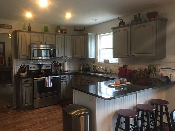 Kitchen with breakfast bar