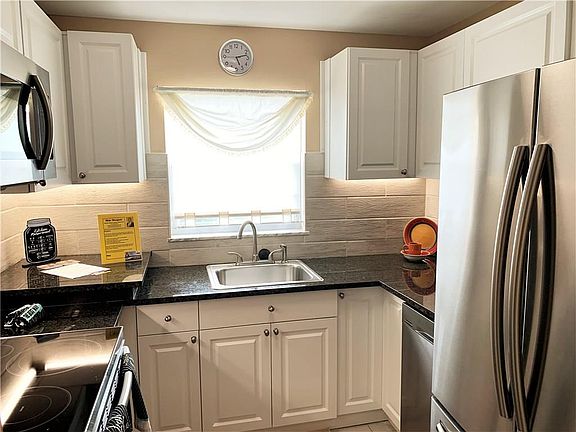 5th image of 12 Vista Palm Ln