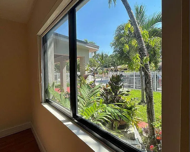 1010 NW 19th Ct — Photo 3
