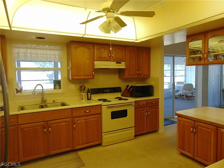 1092 Riverbend Dr — Photo 9