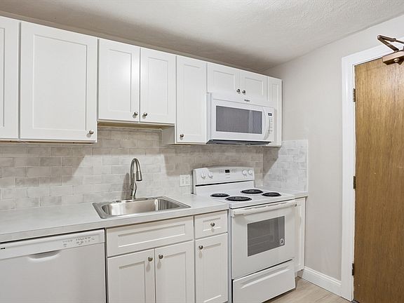 3rd image of 11 Davis Rd APT B8