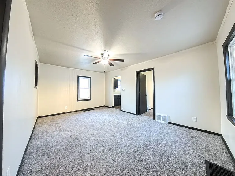 2716 Maple St — Photo 2