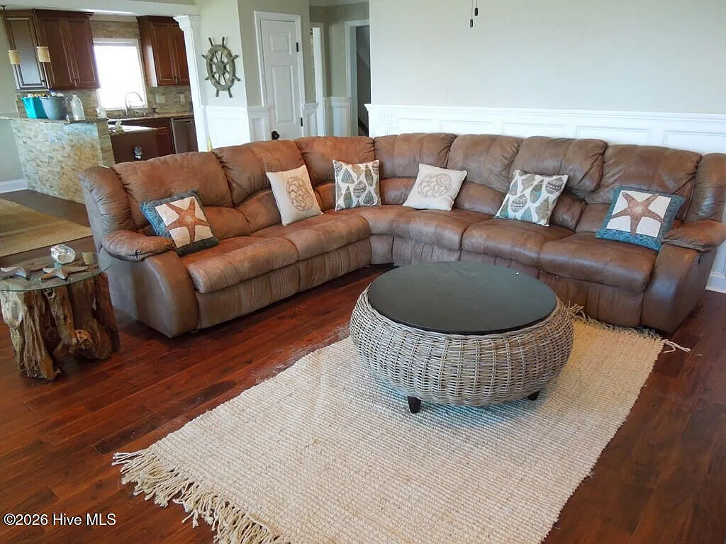 3 bed, 2.0 bath, 1841 sqft, $5,000 — Photo 4