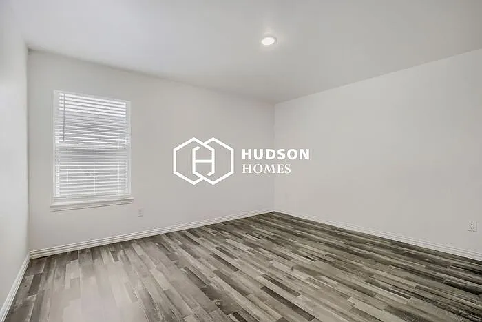 524 E Texas St — Photo 7