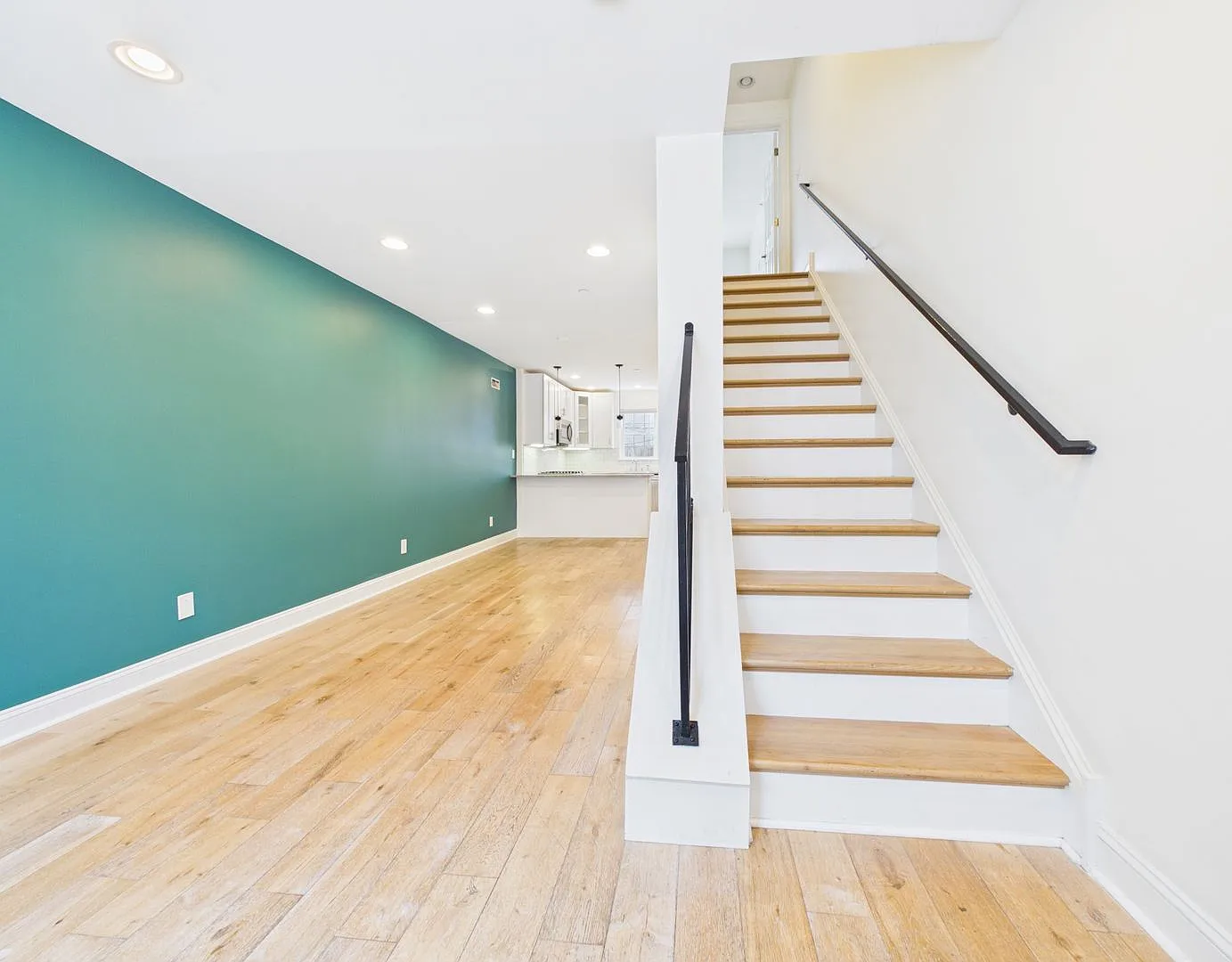 2 bedroom, 2 bathroom house with backyard — Photo 3
