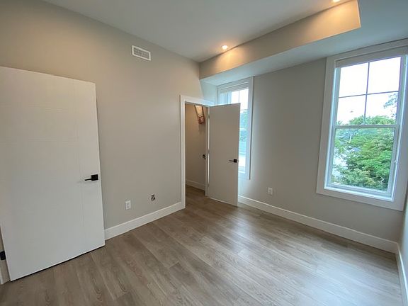5th image of 5726 Inglis St #401
